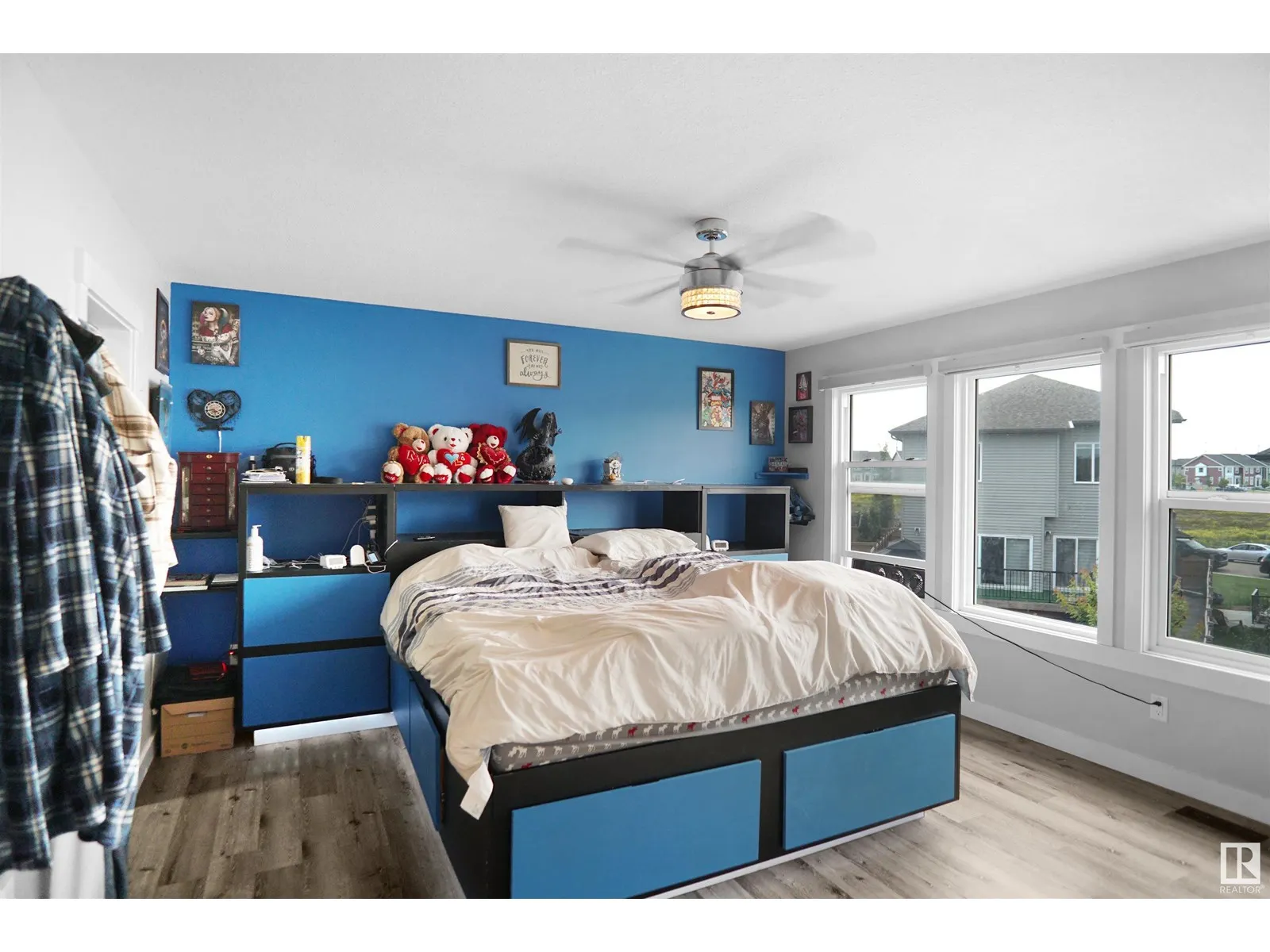 811 35 AV NW