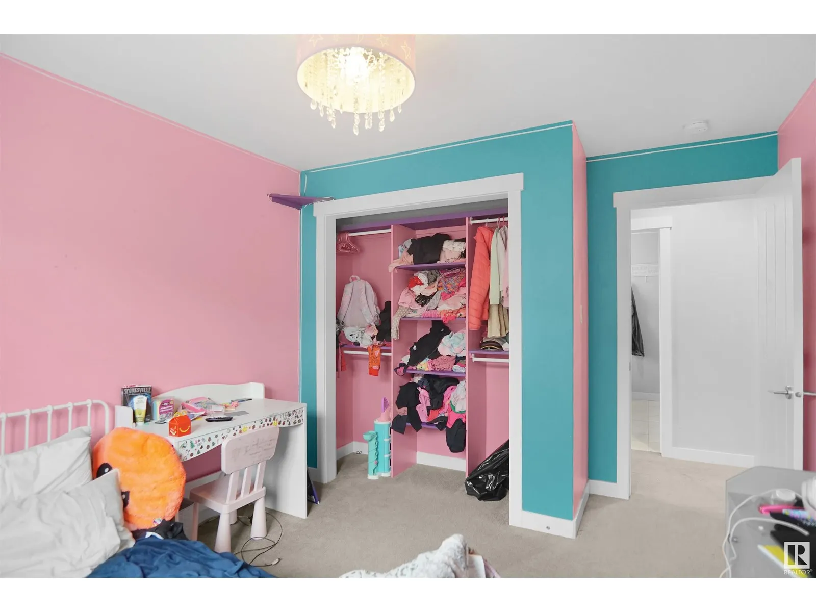 811 35 AV NW