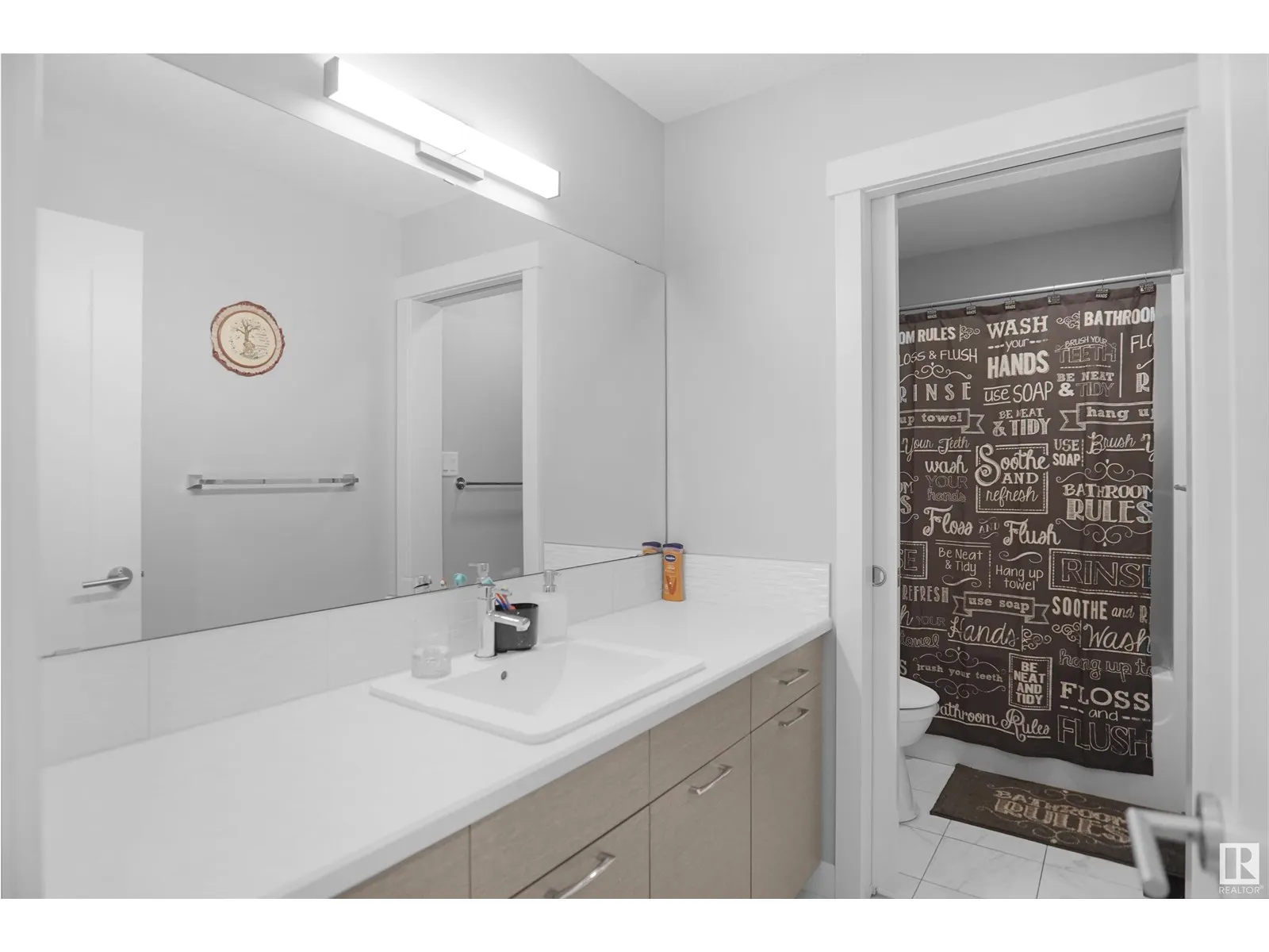 811 35 AV NW
