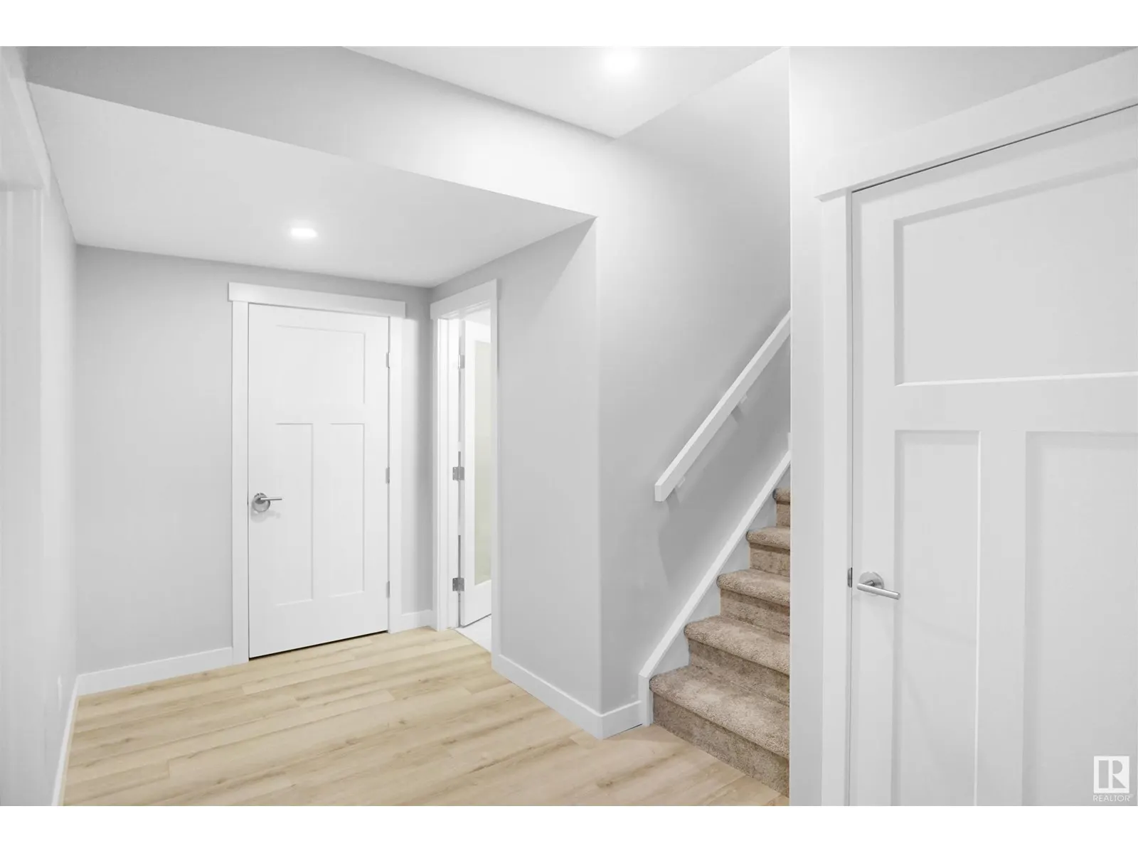 811 35 AV NW