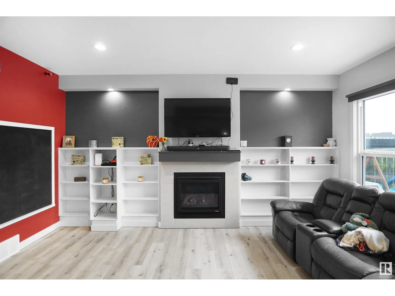811 35 AV NW