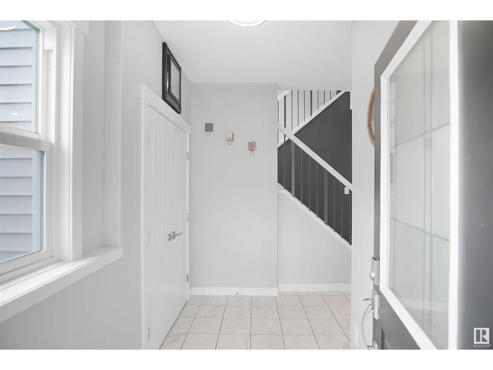 811 35 AV NW