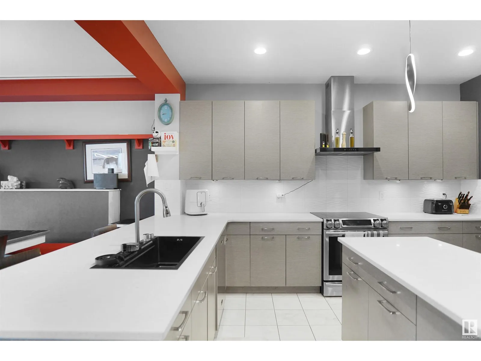 811 35 AV NW