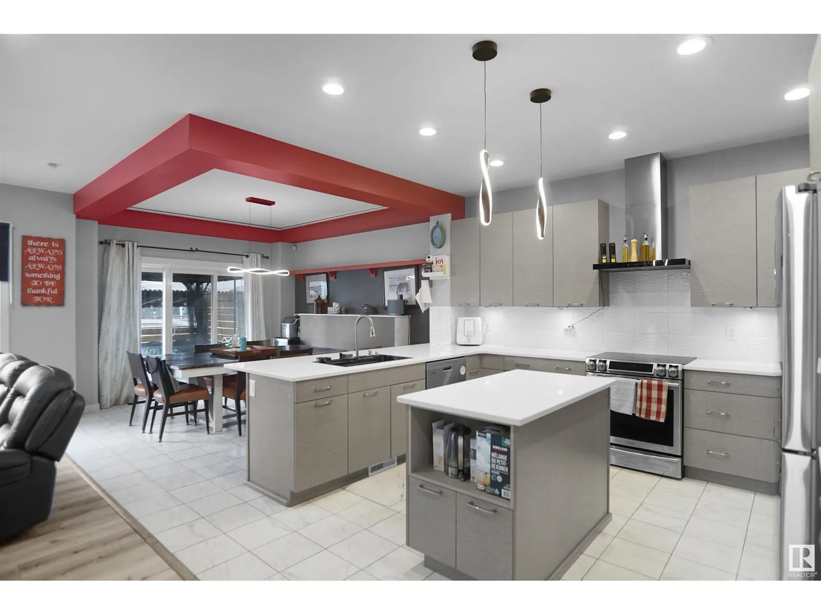811 35 AV NW