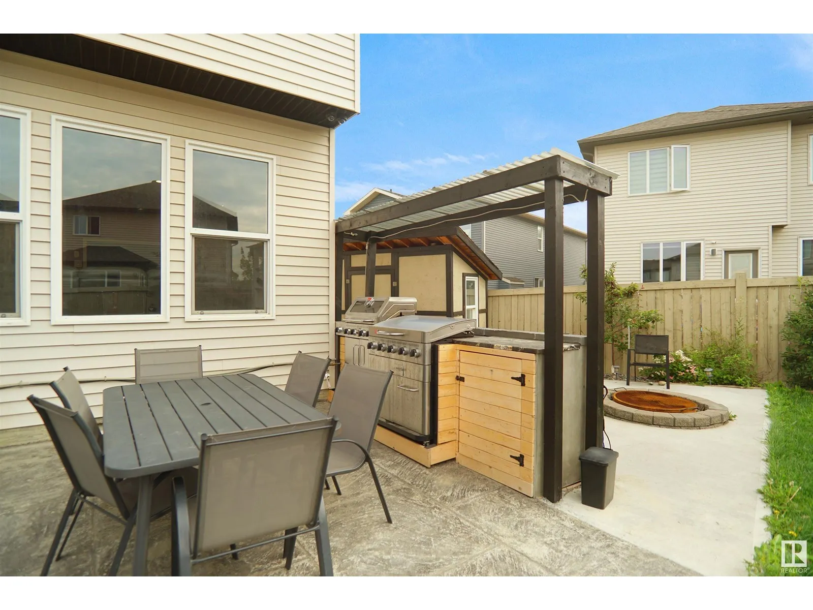 811 35 AV NW