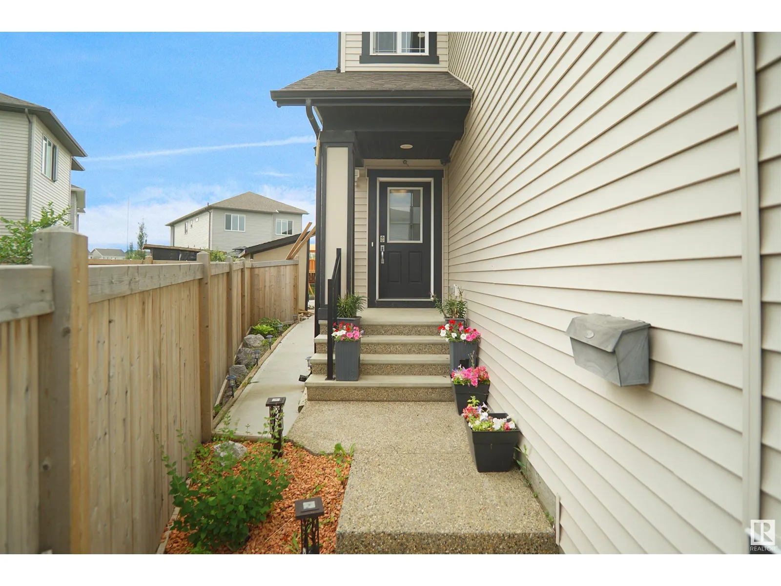 811 35 AV NW
