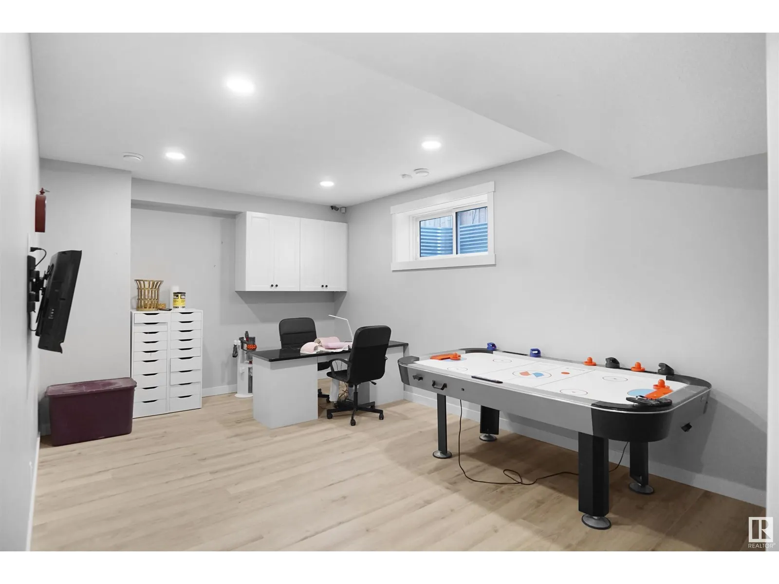811 35 AV NW