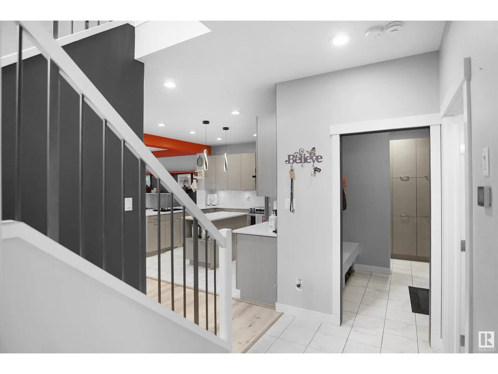 811 35 AV NW
