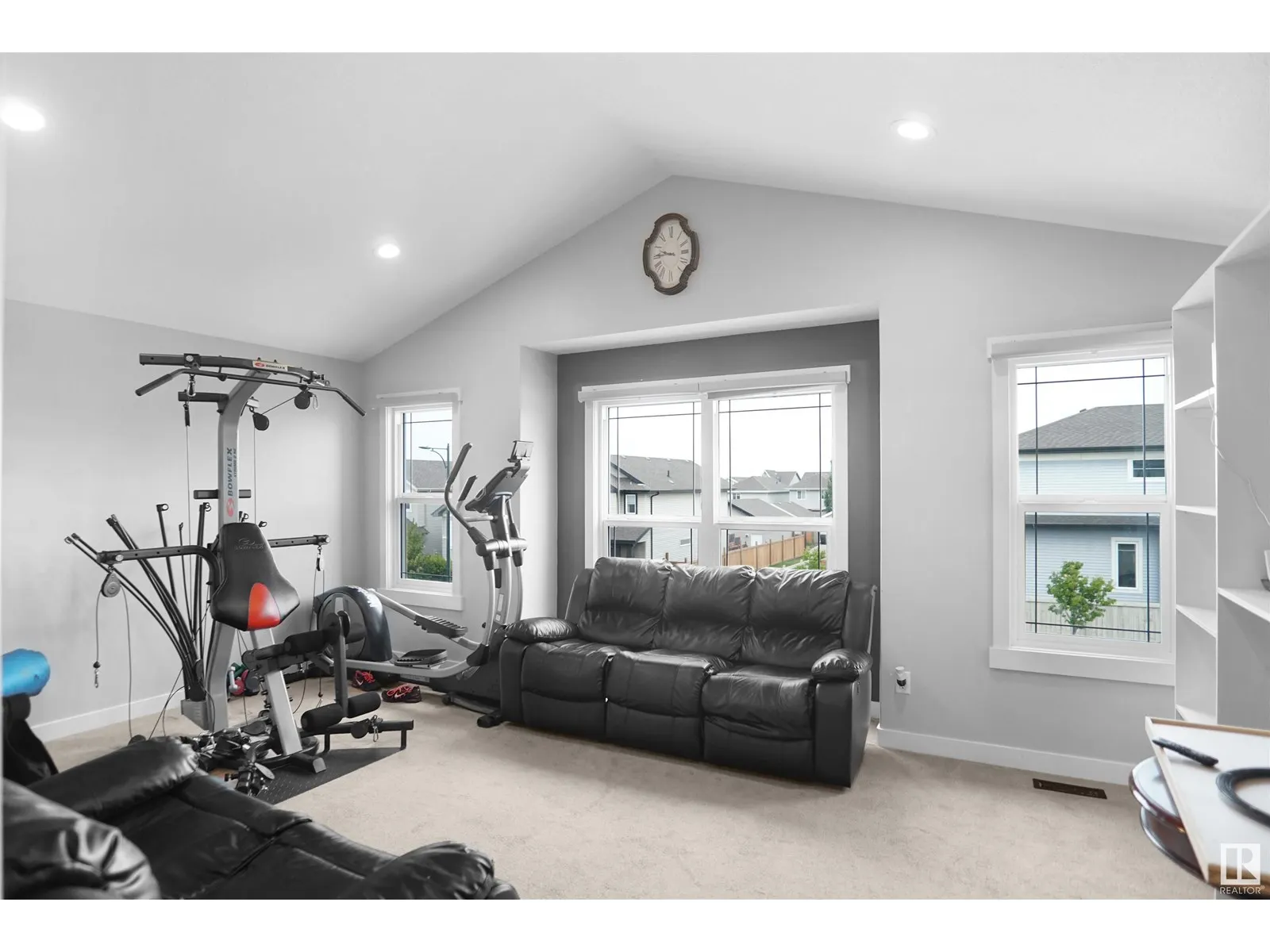 811 35 AV NW