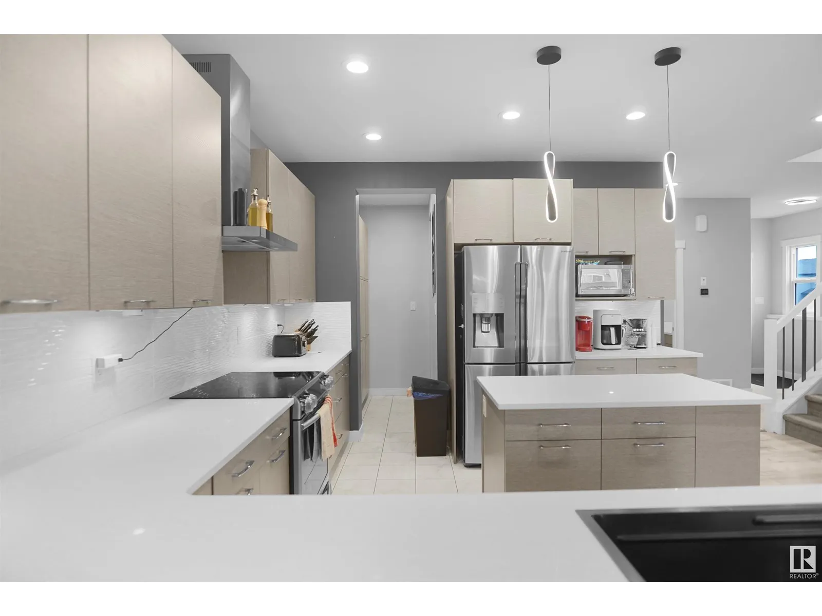 811 35 AV NW