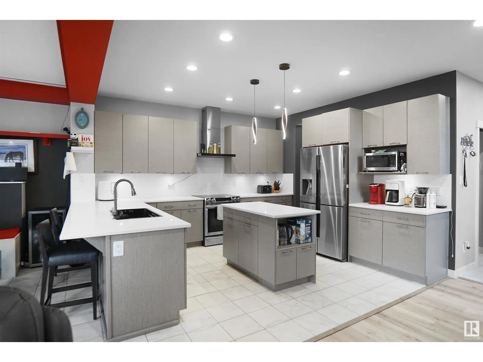 811 35 AV NW