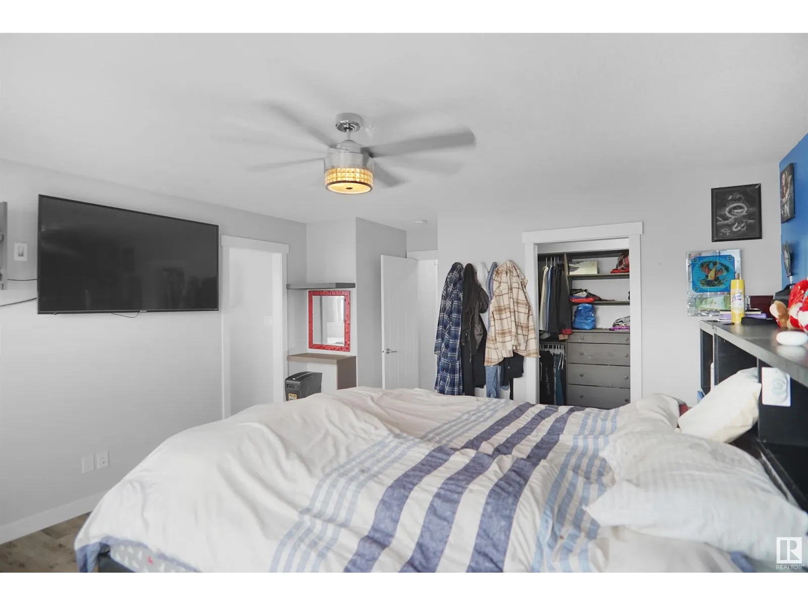811 35 AV NW