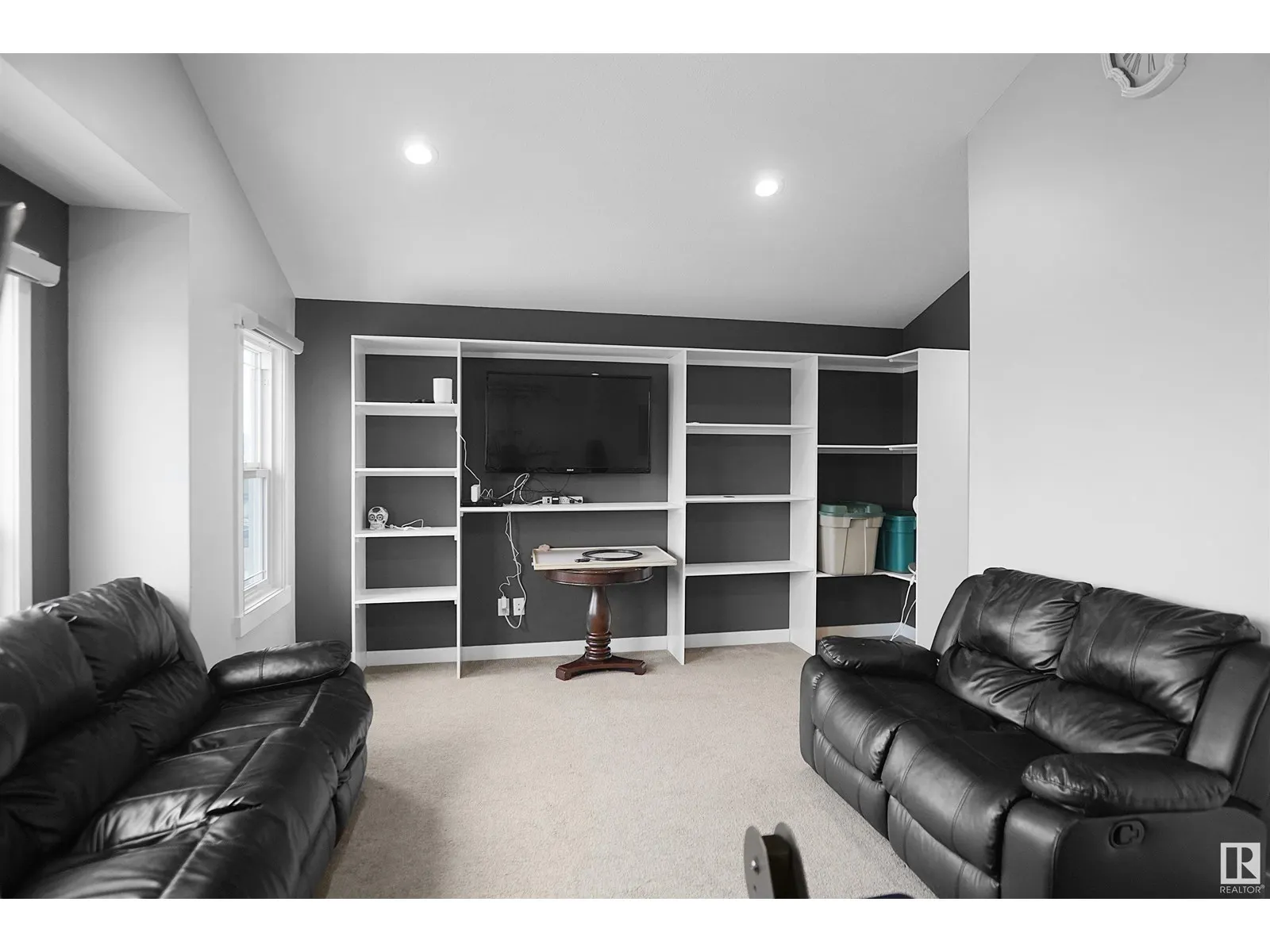 811 35 AV NW