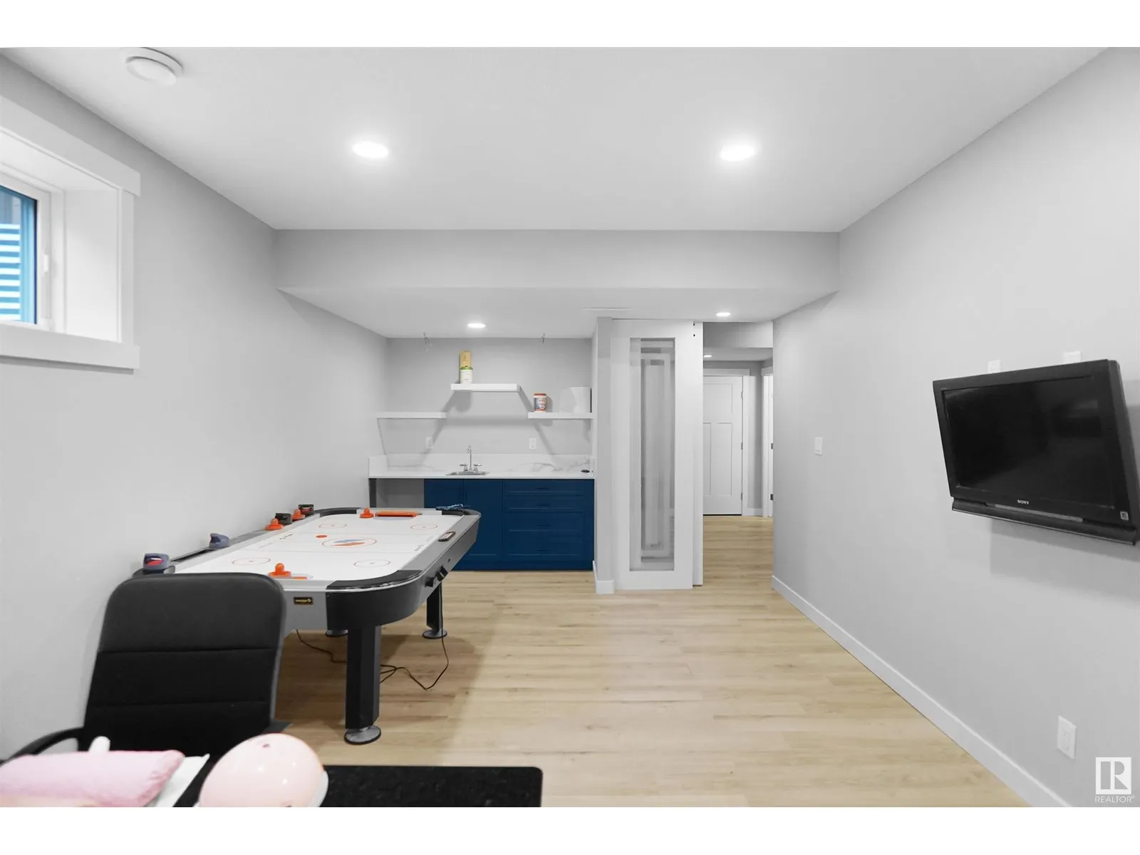 811 35 AV NW