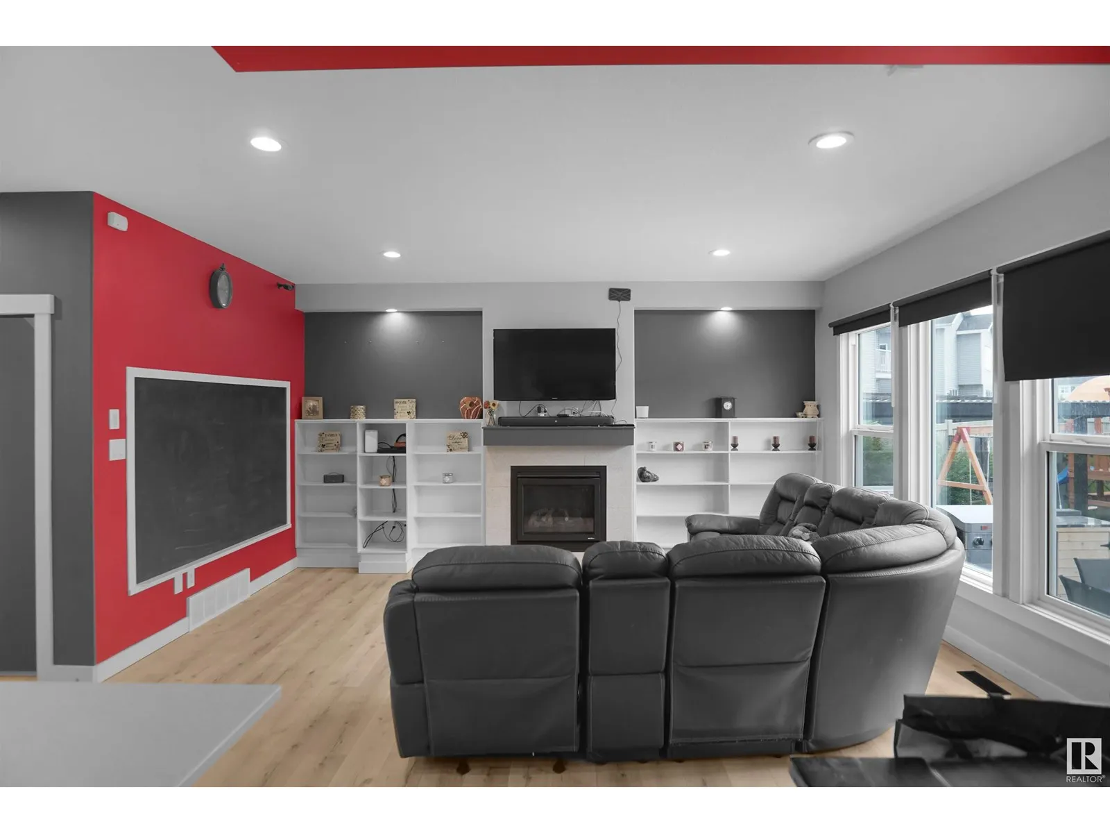 811 35 AV NW