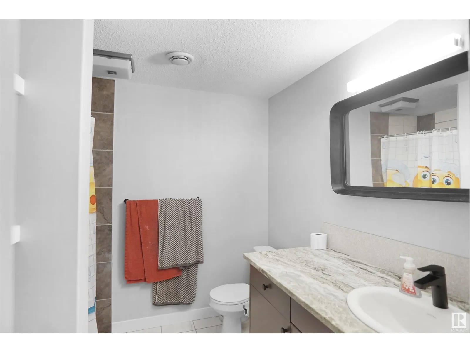 811 35 AV NW