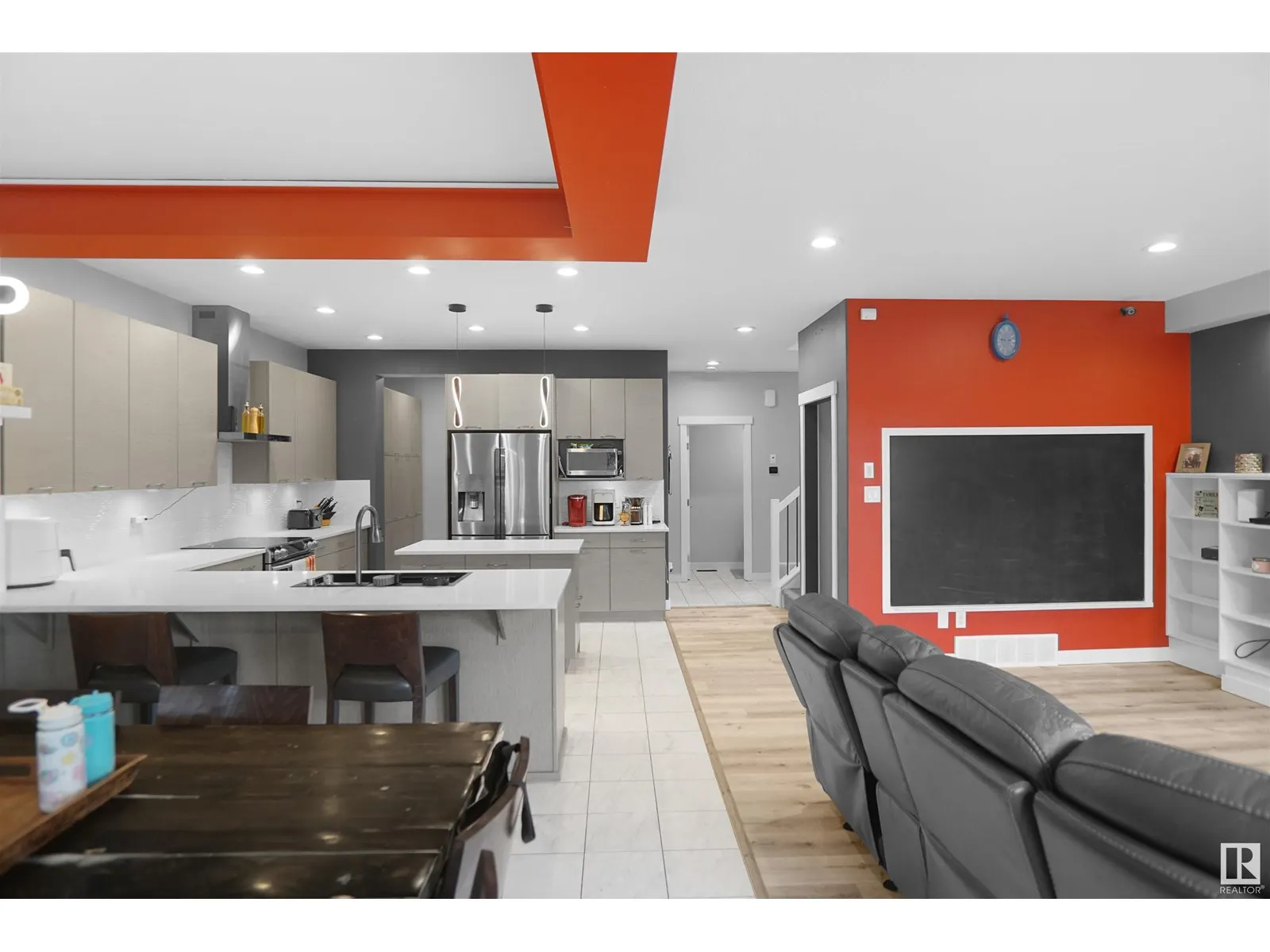 811 35 AV NW