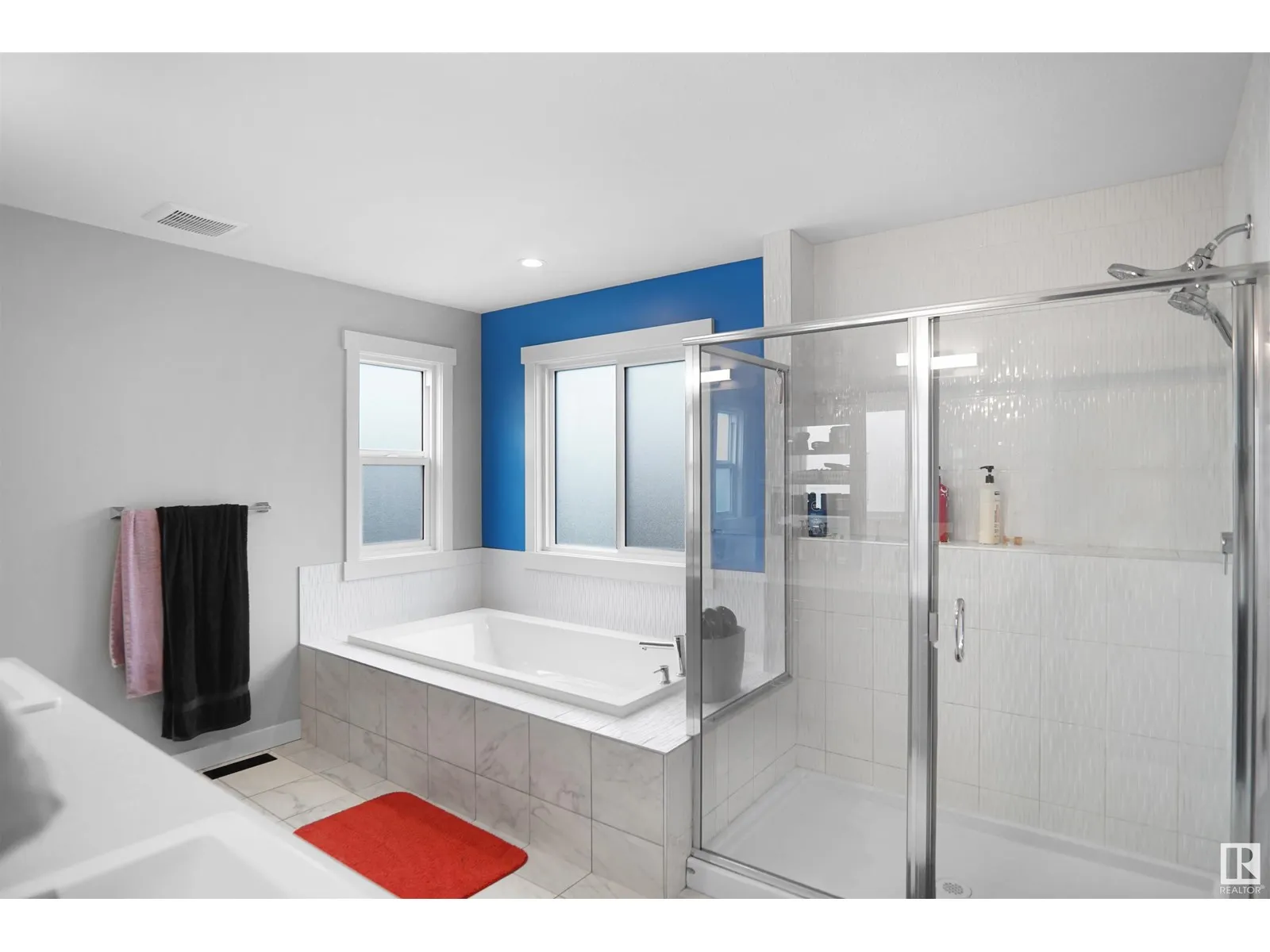 811 35 AV NW