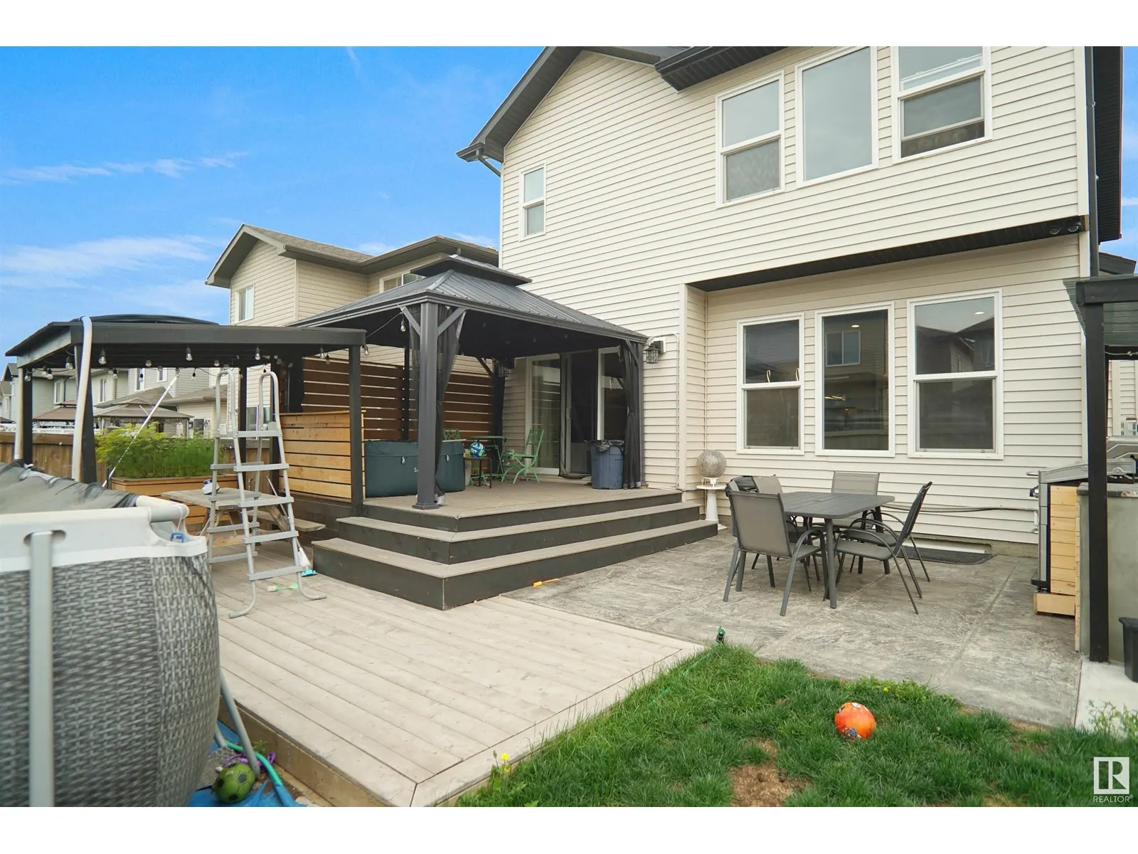 811 35 AV NW