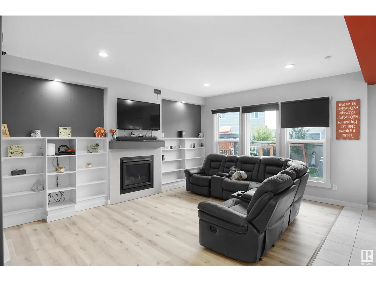 811 35 AV NW