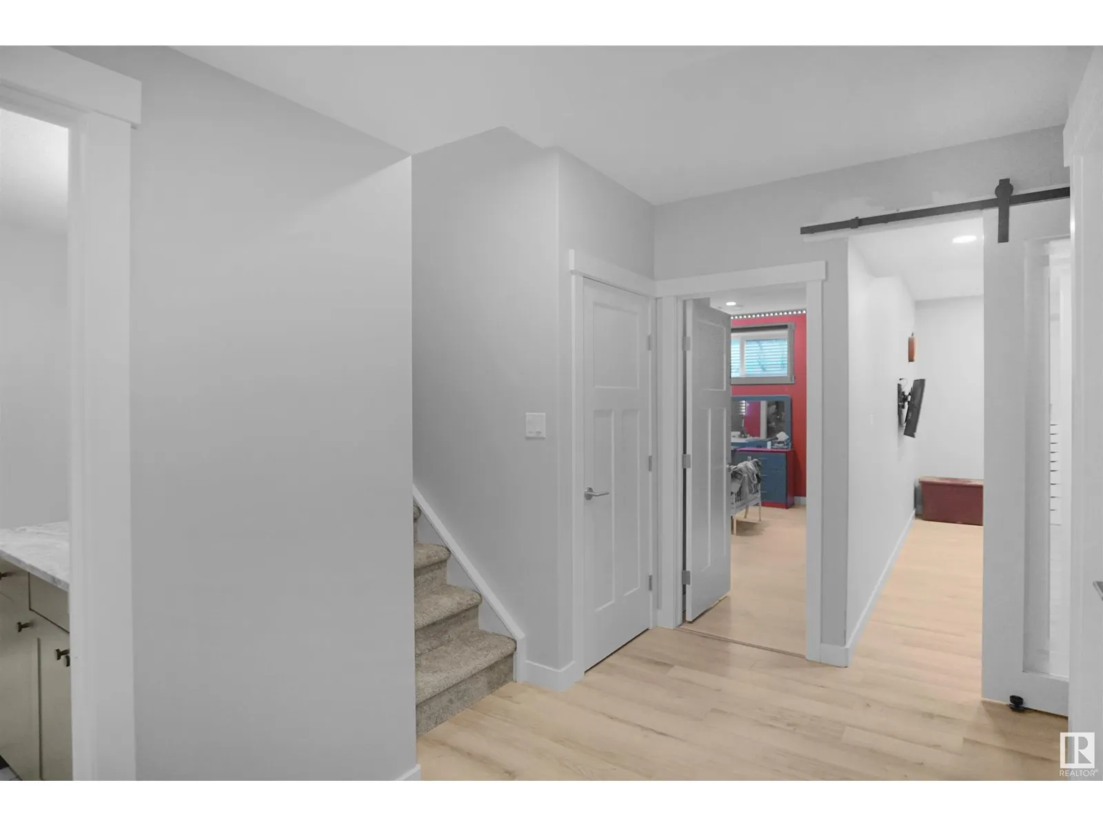 811 35 AV NW