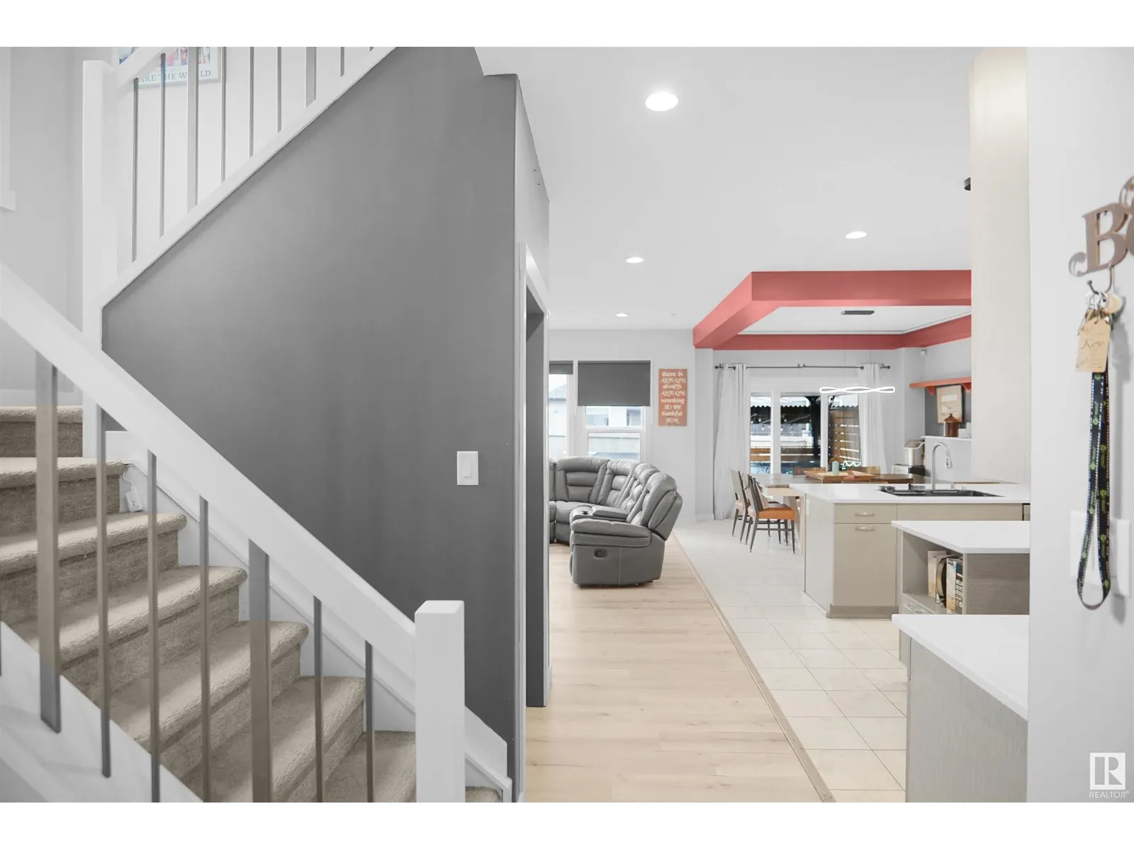 811 35 AV NW