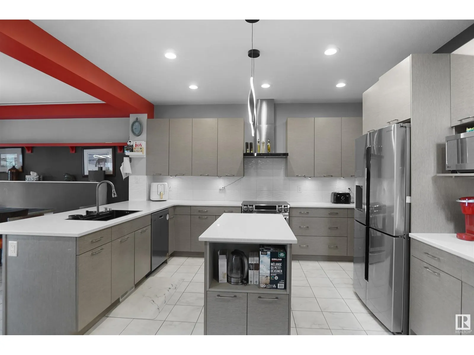 811 35 AV NW