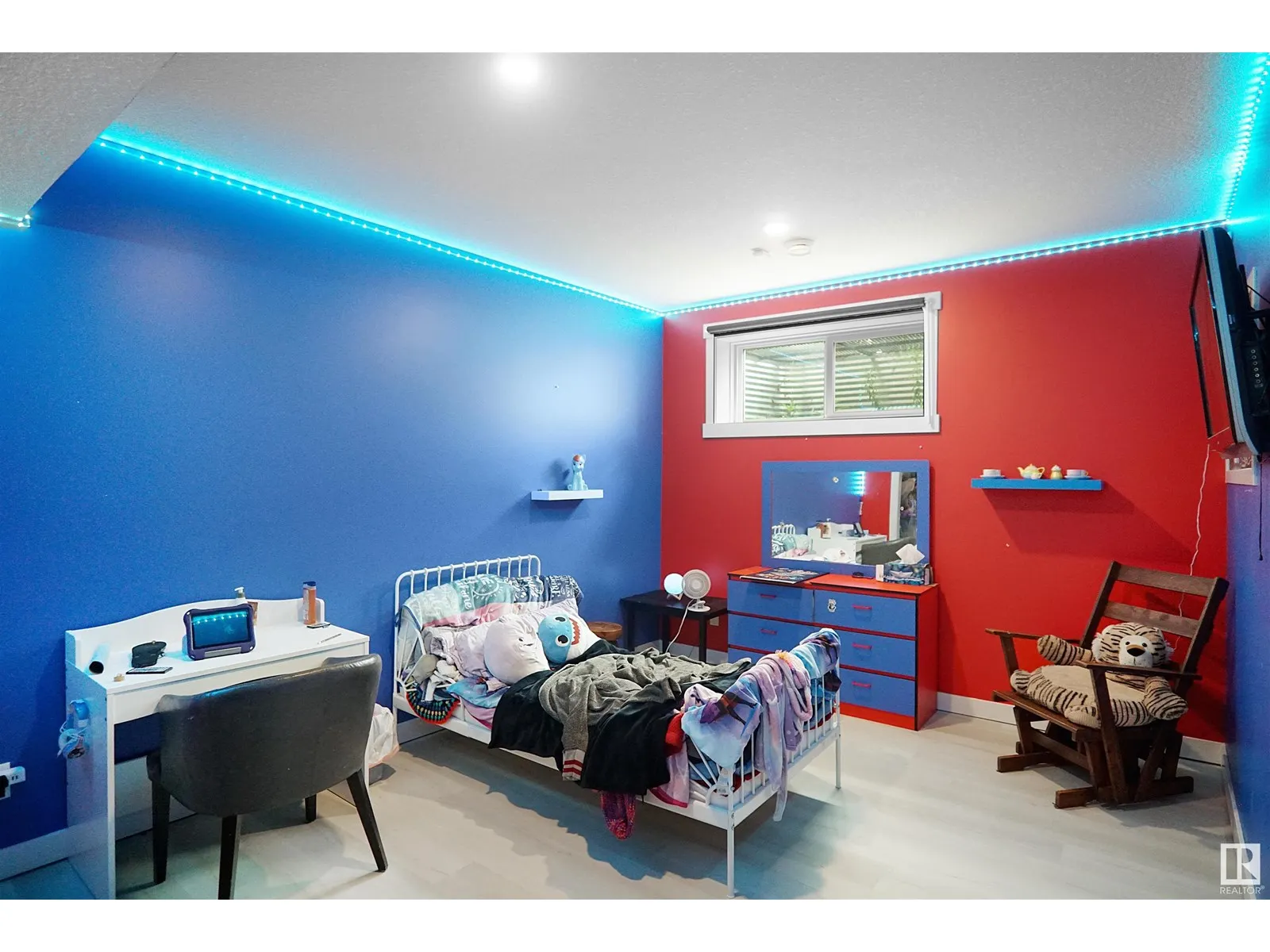 811 35 AV NW