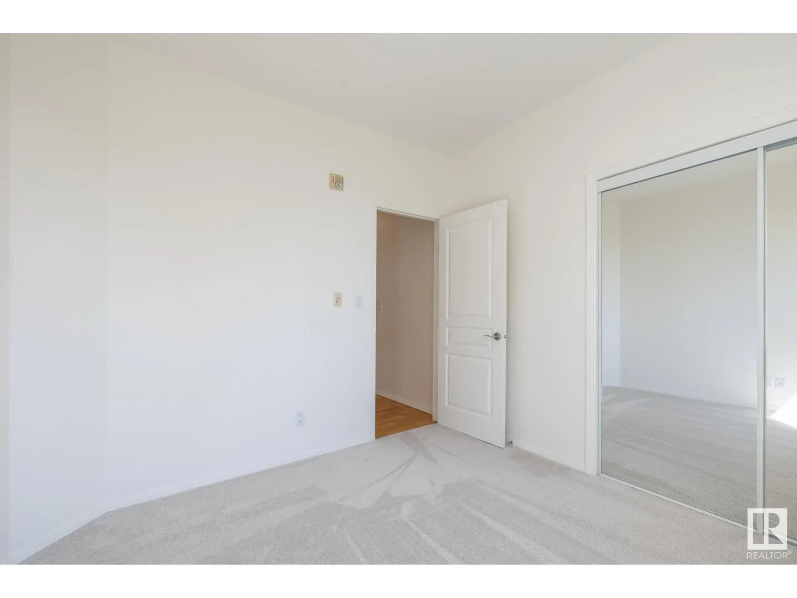 #409 10503 98 AV NW