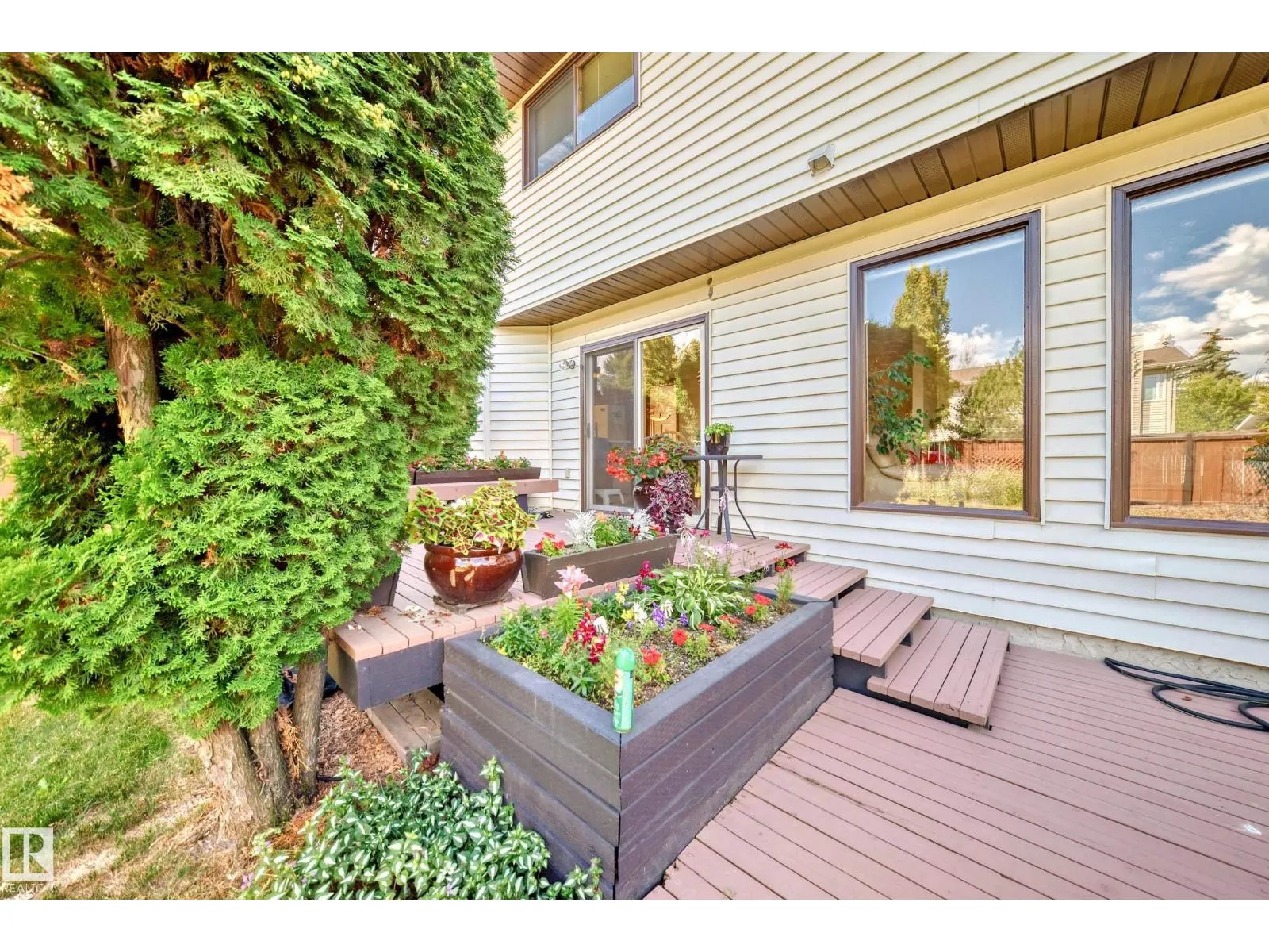 10 DUFFERIN ST