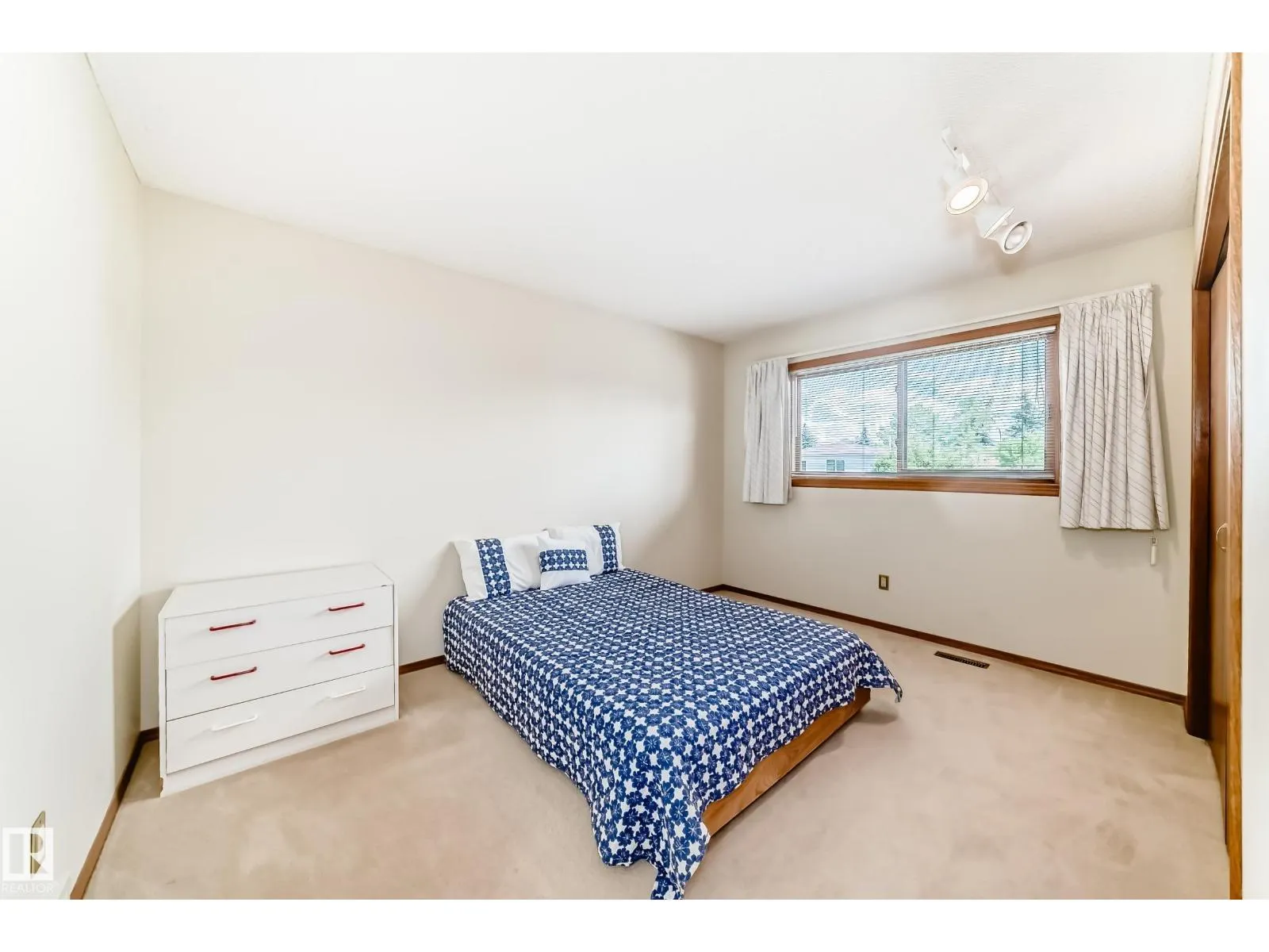10 DUFFERIN ST