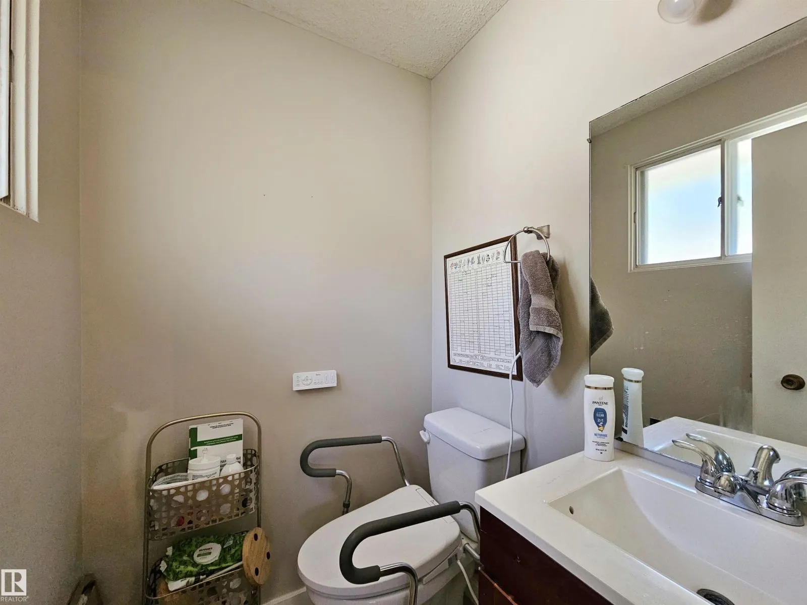 32 GATEWOOD AV