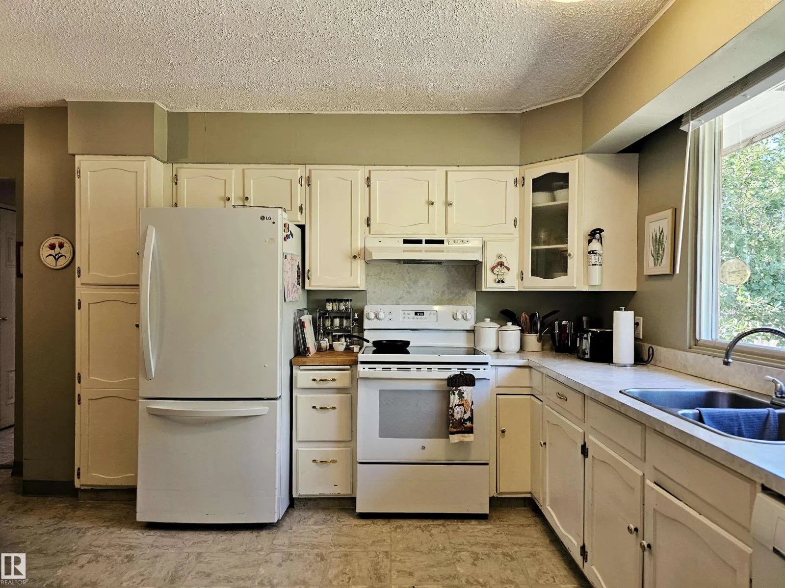 32 GATEWOOD AV