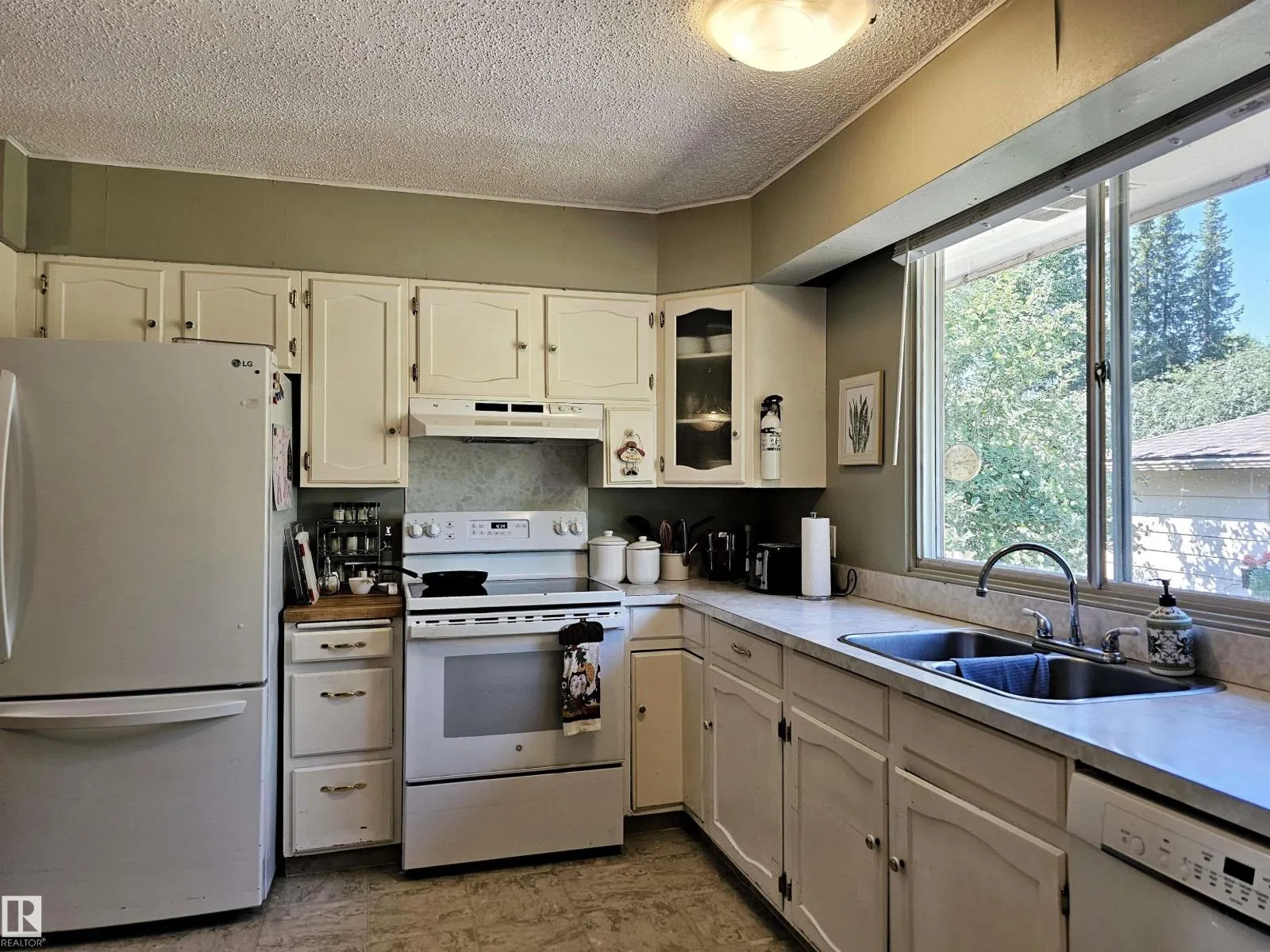 32 GATEWOOD AV