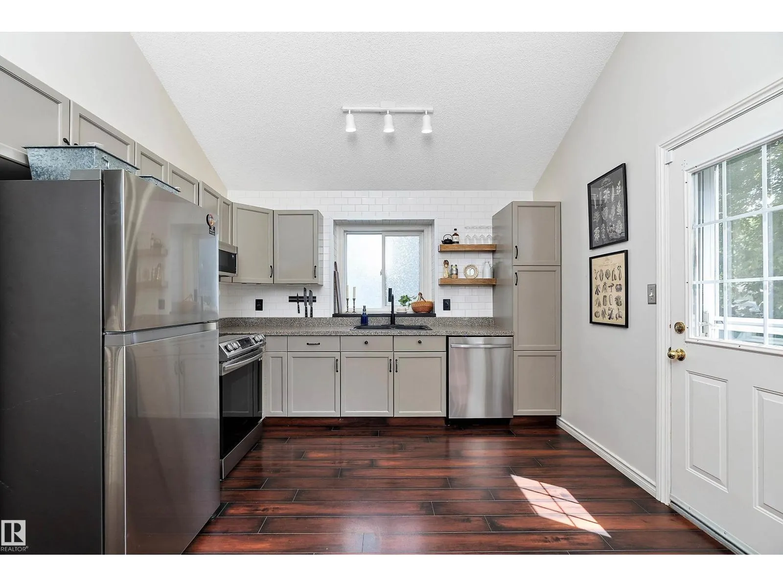 18 ORANGEWOOD PL