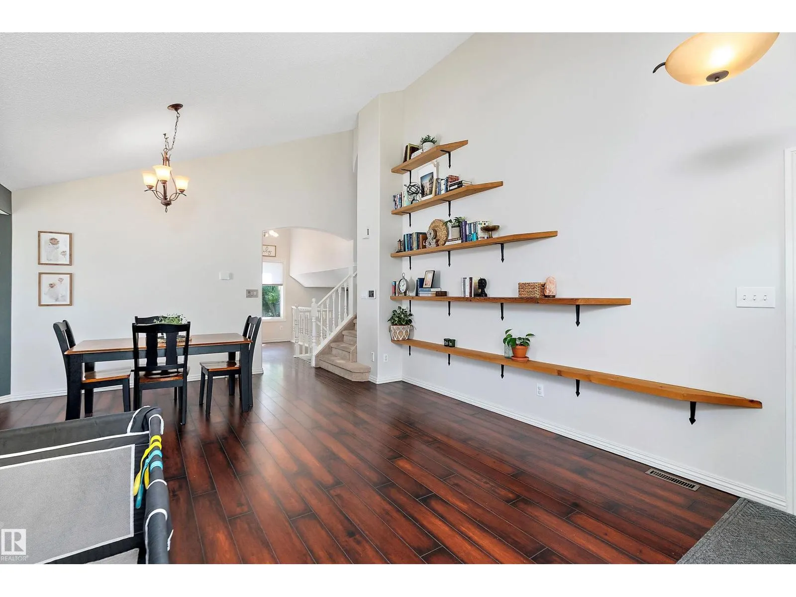 18 ORANGEWOOD PL
