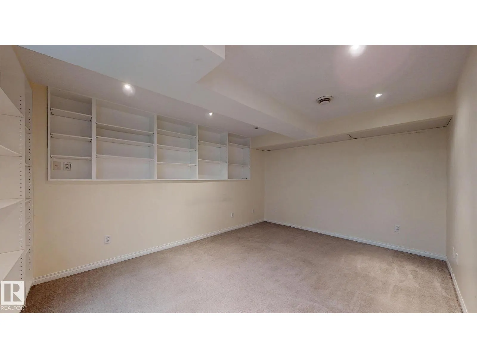 218 GREENWOOD DR