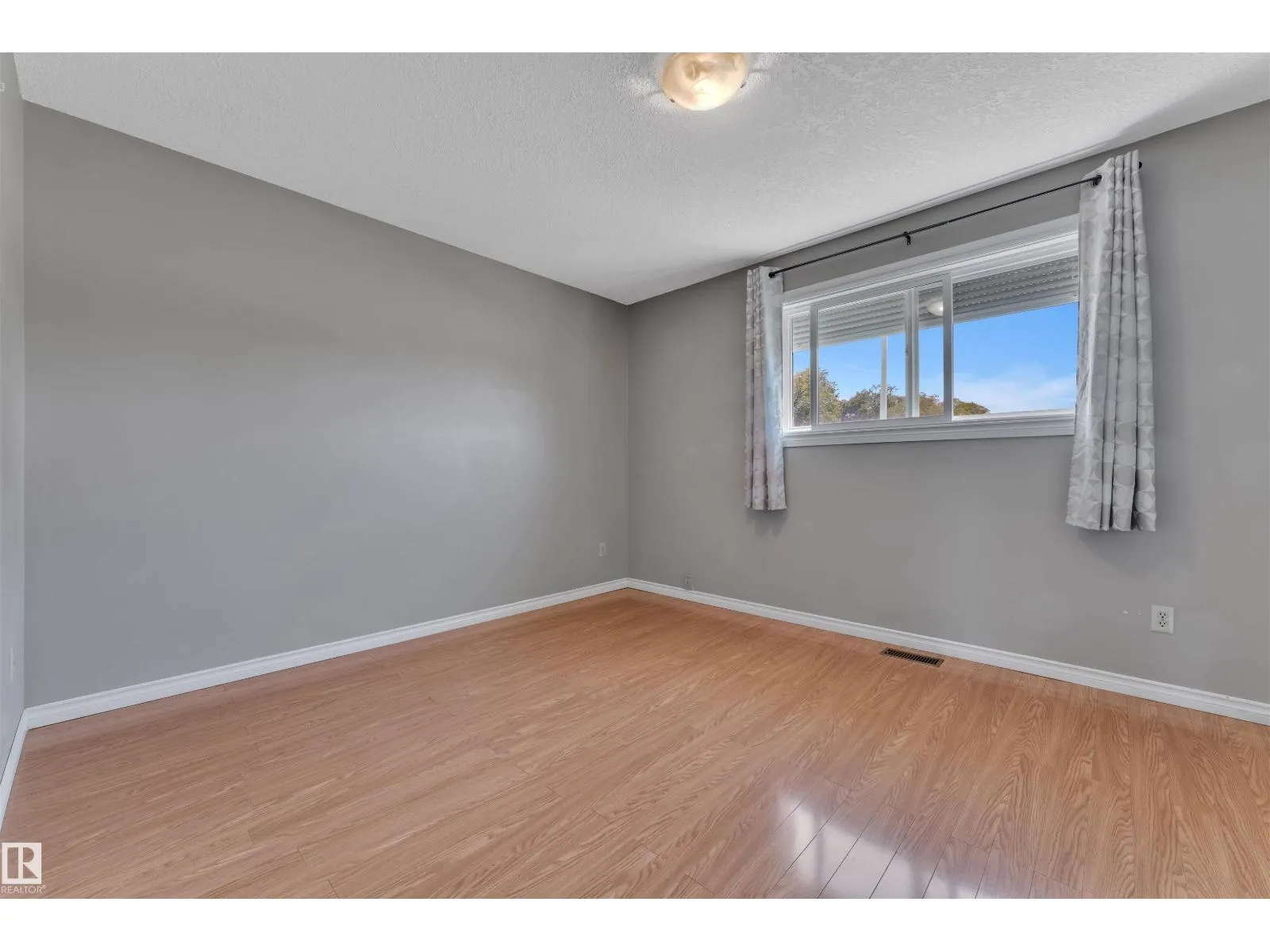 9320 150 AV NW NW