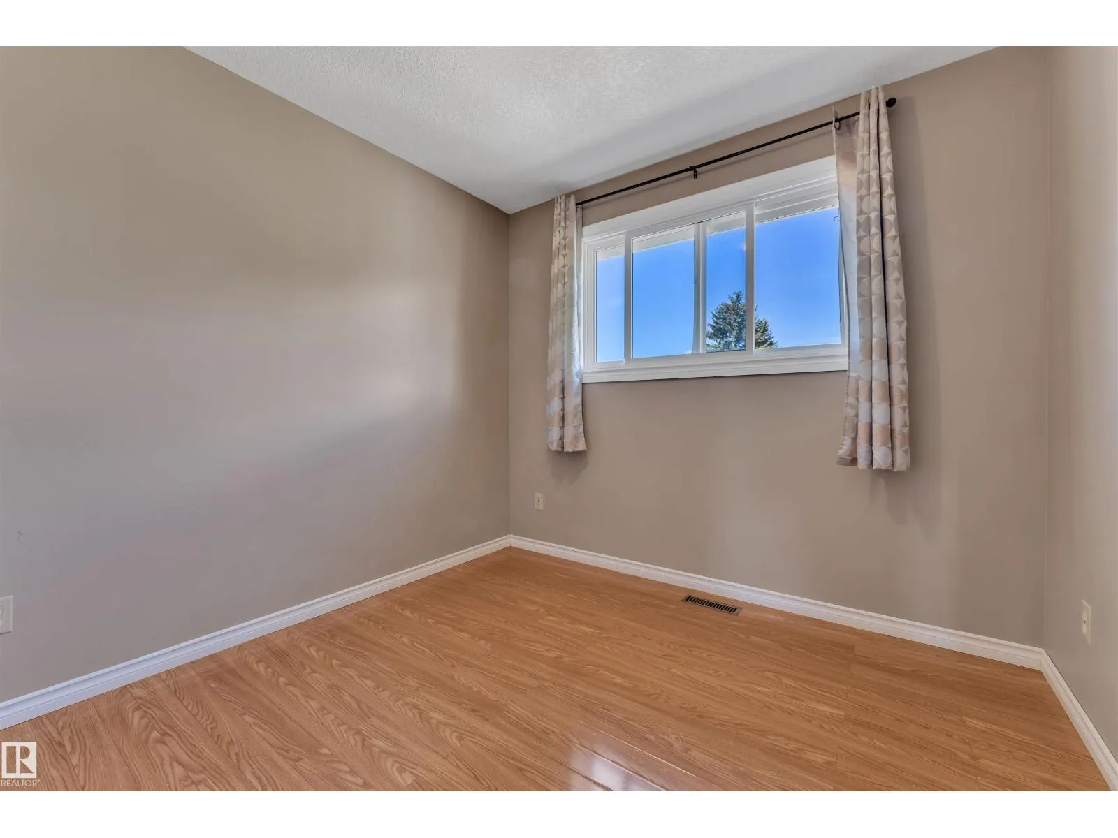 9320 150 AV NW NW