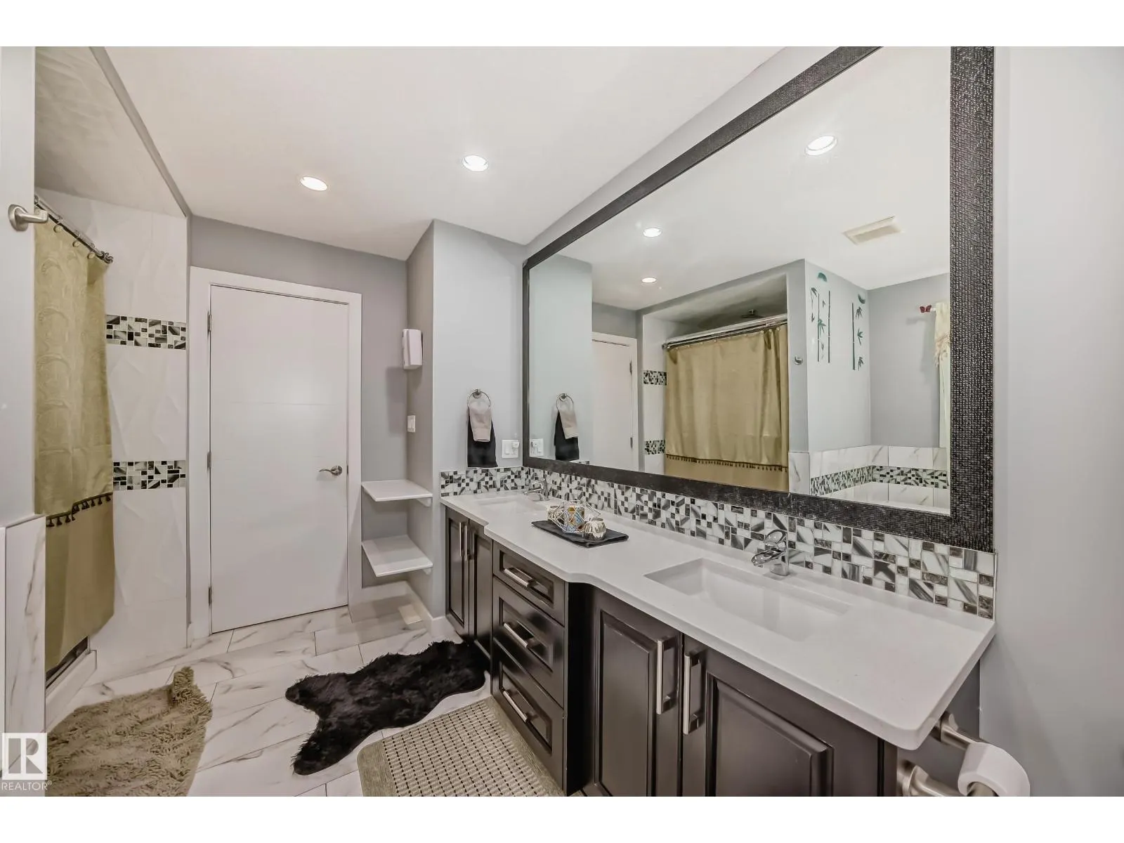 3808 TRIOMPHE BV