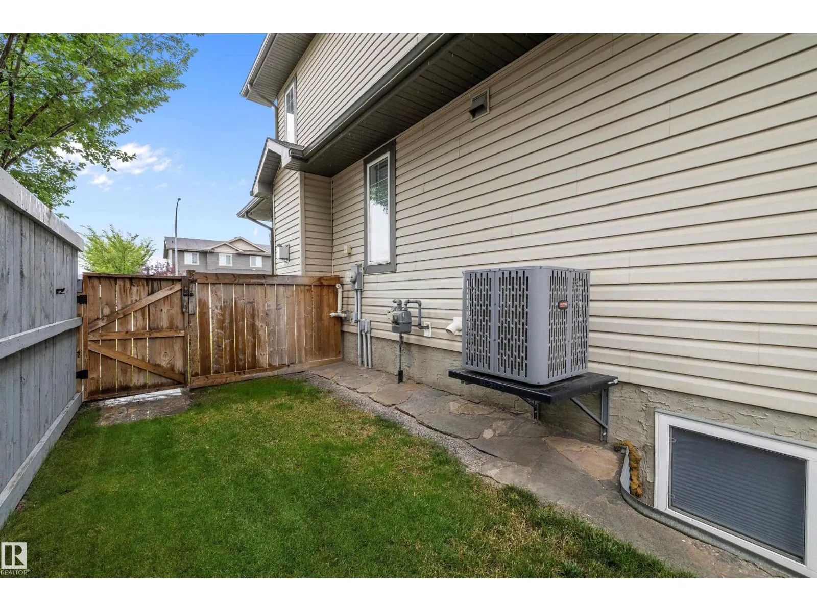 2 Roseberry LN