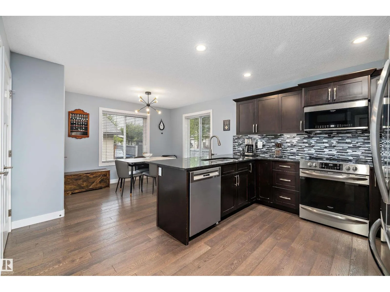 2 Roseberry LN