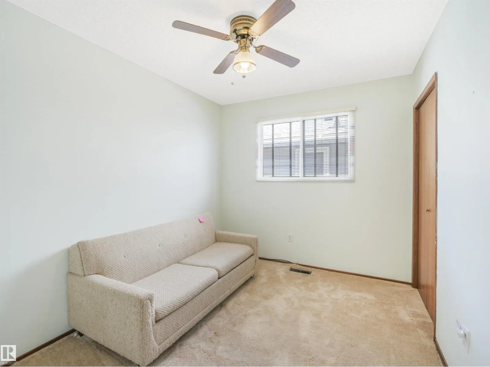 1015 77 ST NW