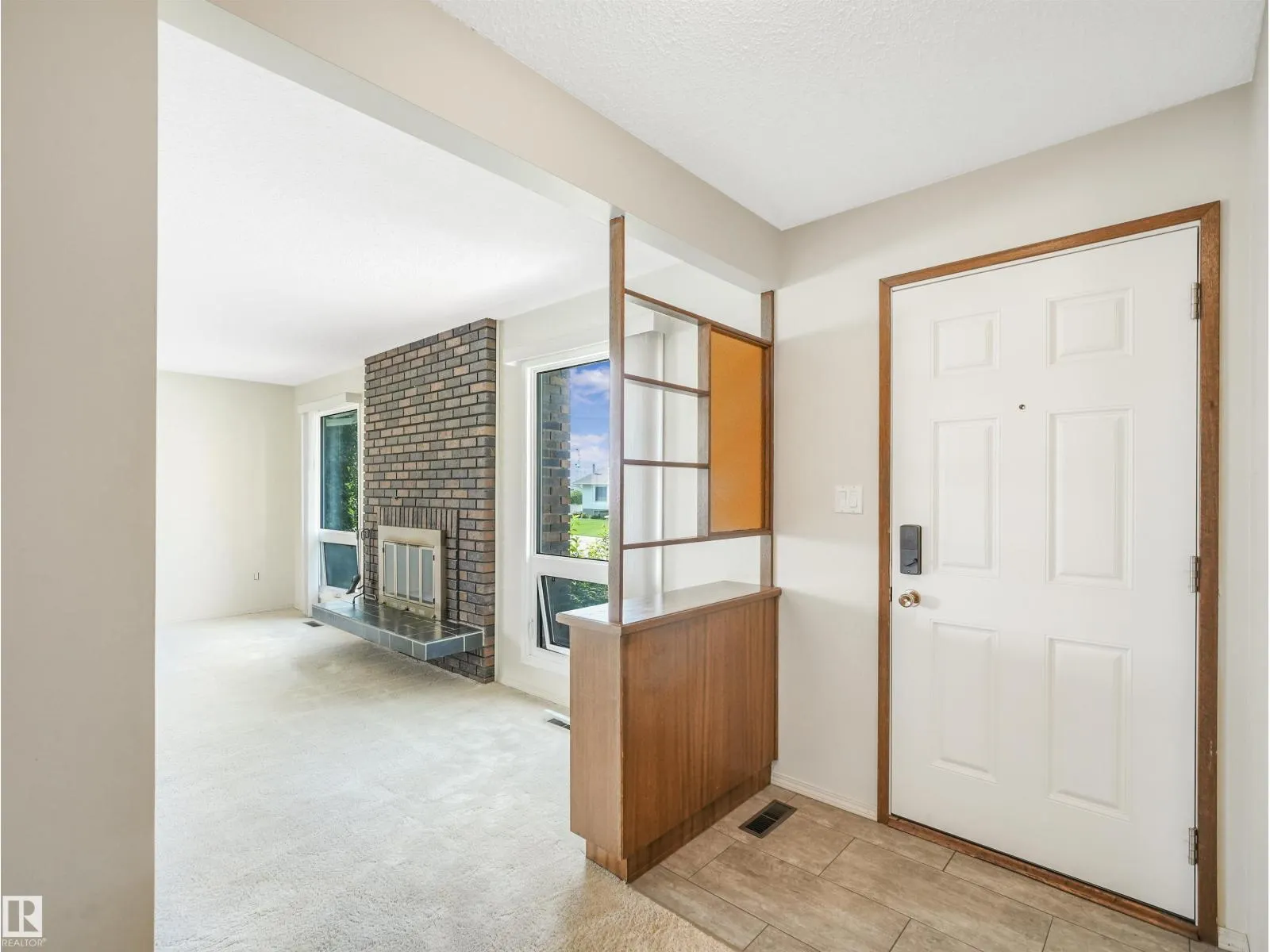 1015 77 ST NW