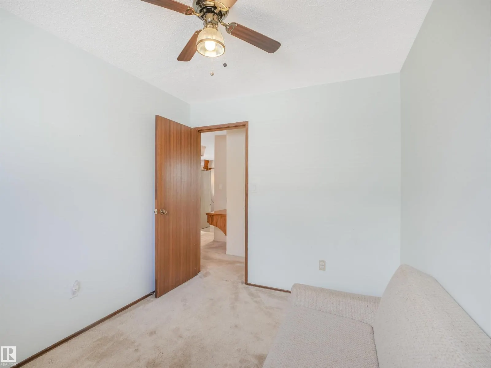 1015 77 ST NW