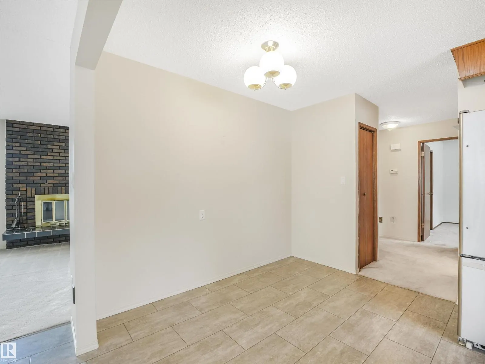 1015 77 ST NW