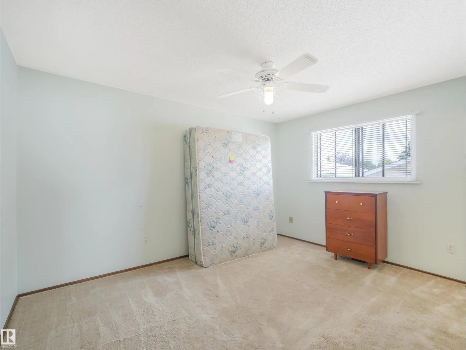 1015 77 ST NW