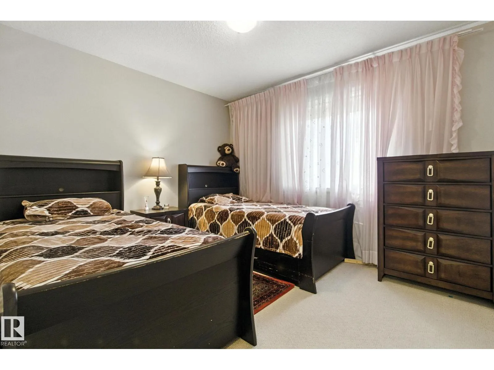 3368 24 AV NW