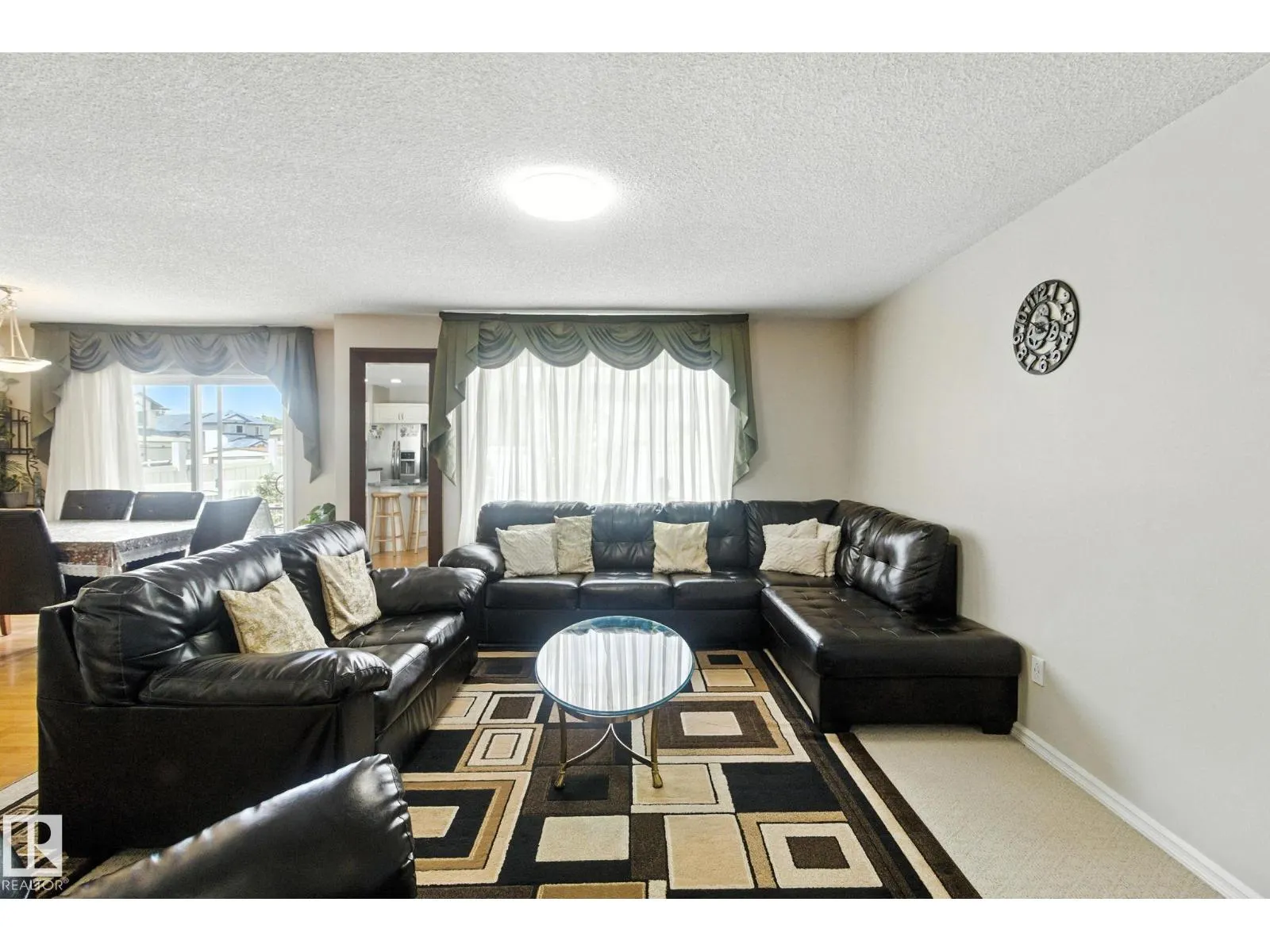 3368 24 AV NW