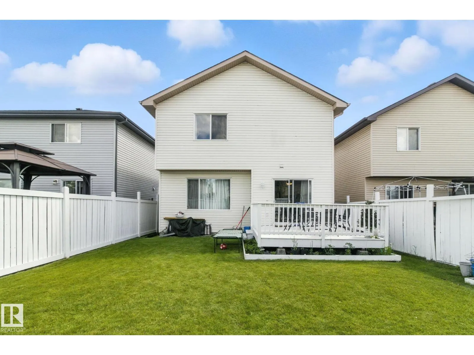 3368 24 AV NW